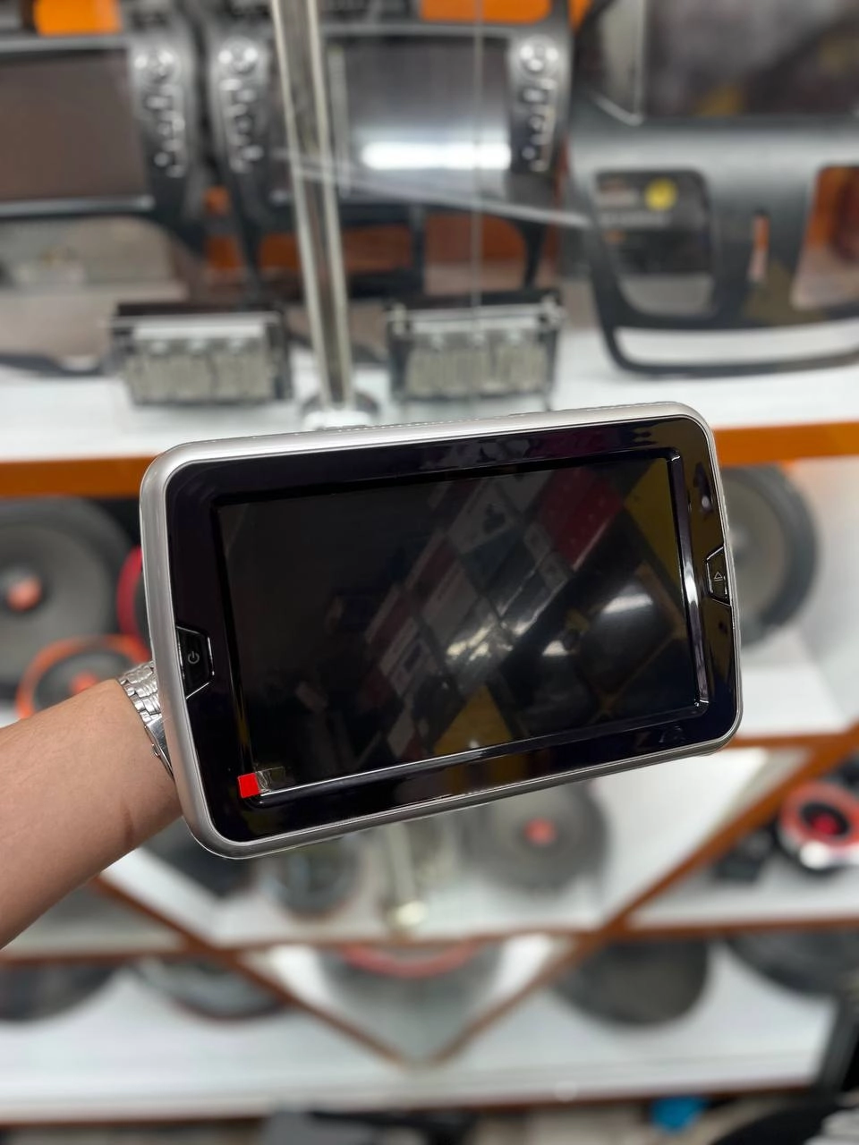 مانیتور پشت سری خودرو