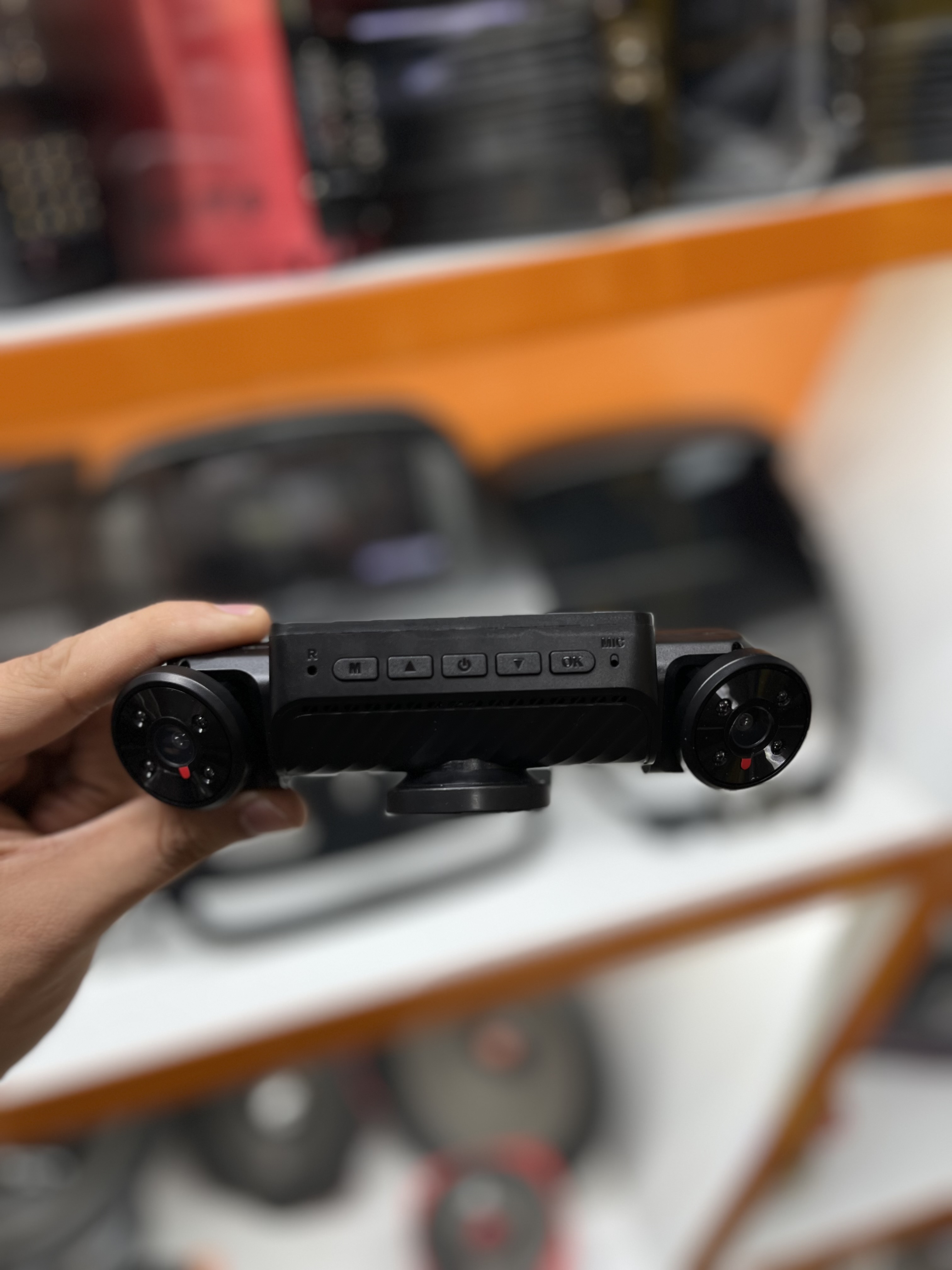 دوربین ثبت وقایع مانیتور دار چهار لنزه برند black box مدل s21 وای فای دار