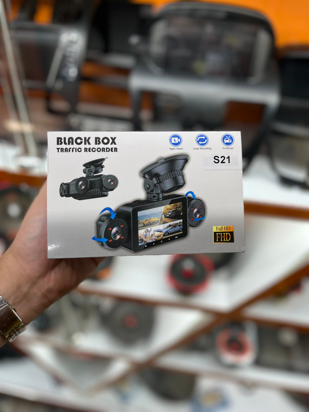 دوربین ثبت وقایع مانیتور دار چهار لنزه برند black box مدل s21 وای فای دار